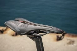 SELLE ITALIA Selle SLR Boost Kit Carbon Superflow -Vélos Soldes 308141001 selle italia SLR Boost Kit Carbonio Superflow action pic