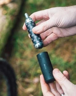 Peaty's Holeshot CO2 Cartridge Refill Pack - MTB (25g) 5er Pack -Vélos Soldes 5060541583917PeatysHoleshotCO2CartridgeRefillPack MTB25g 5erPack 3