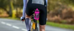 Muc-Off Elite Custom Fly Water Bottle 550ml -Vélos Soldes HERO 420 X Elite Fly Water Bottle PINK 1900x crop center