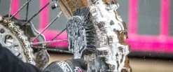 Muc-Off Brosse Tyre & Cassette -Vélos Soldes HERO Tyre Cassette Brush 4c566778 e686 485c a613 530392fd6860 1900x crop center