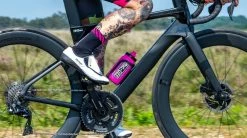 Muc-Off Elite Custom Fly Water Bottle 550ml -Vélos Soldes HIGHLIGHT 1 420 X Elite Fly Water Bottle PINK 950x crop center