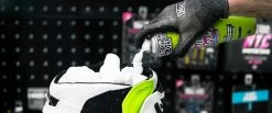 Muc-Off Helmet Foam Fresh 250ml Nettoyant Pour Casque -Vélos Soldes MU CAR 2338 1Muc OffHelmetFoamFresh250mlHelmreiniger5037835208481 2