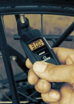 SKS Germany Airchecker - Manomètre Numérique De Pression D'air 9 SKS Germany Airchecker - Manomètre Numérique De Pression D'air -Vélos Soldes SKS Airchecker 10001 5