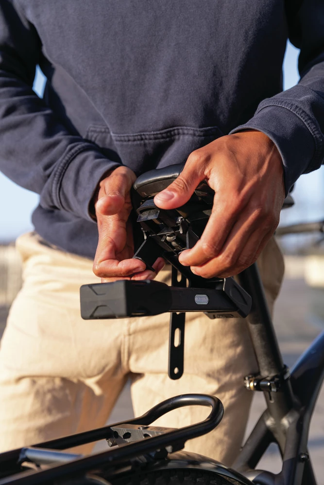 Abus SH-SF Adaptateur Pour Fixation De Selle, Housse De Pluie Incluse 2 Abus SH-SF Adaptateur Pour Fixation De Selle, Housse De Pluie Incluse – Image 2